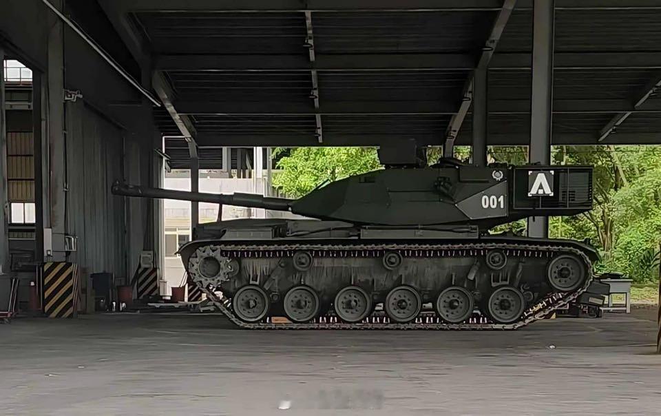 对岸M60A3坦克改良版实车，炮塔形状变化很大，增加复合装甲武器装备海峡