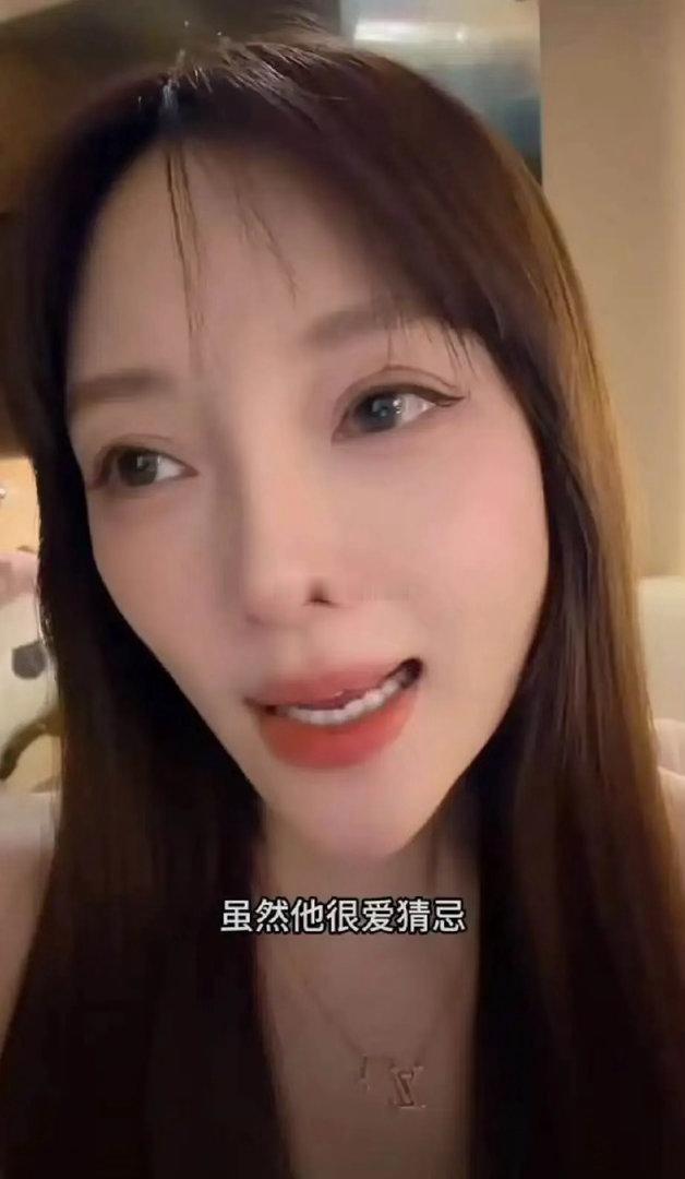你让贾乃亮听到了，情何以堪？李小璐说我现在后悔了，年轻的时候不该恋爱脑，那时候自