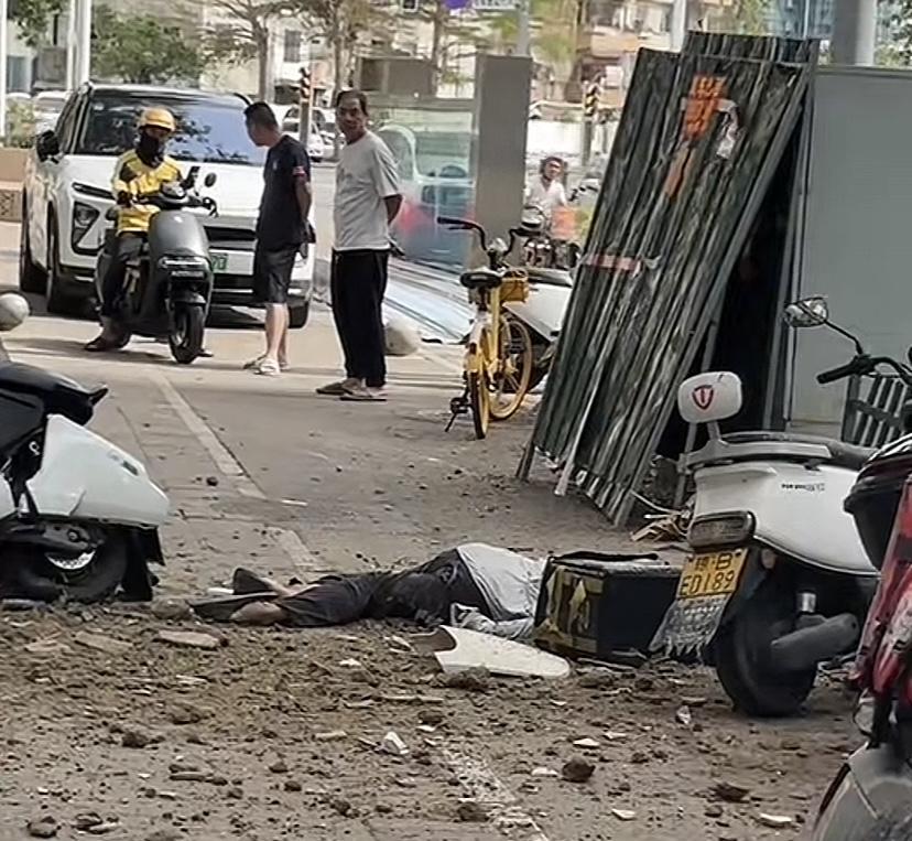 三亚工程推车高空坠落，砸中三名路人，一人当场死亡，2人送医。8月26日15时许