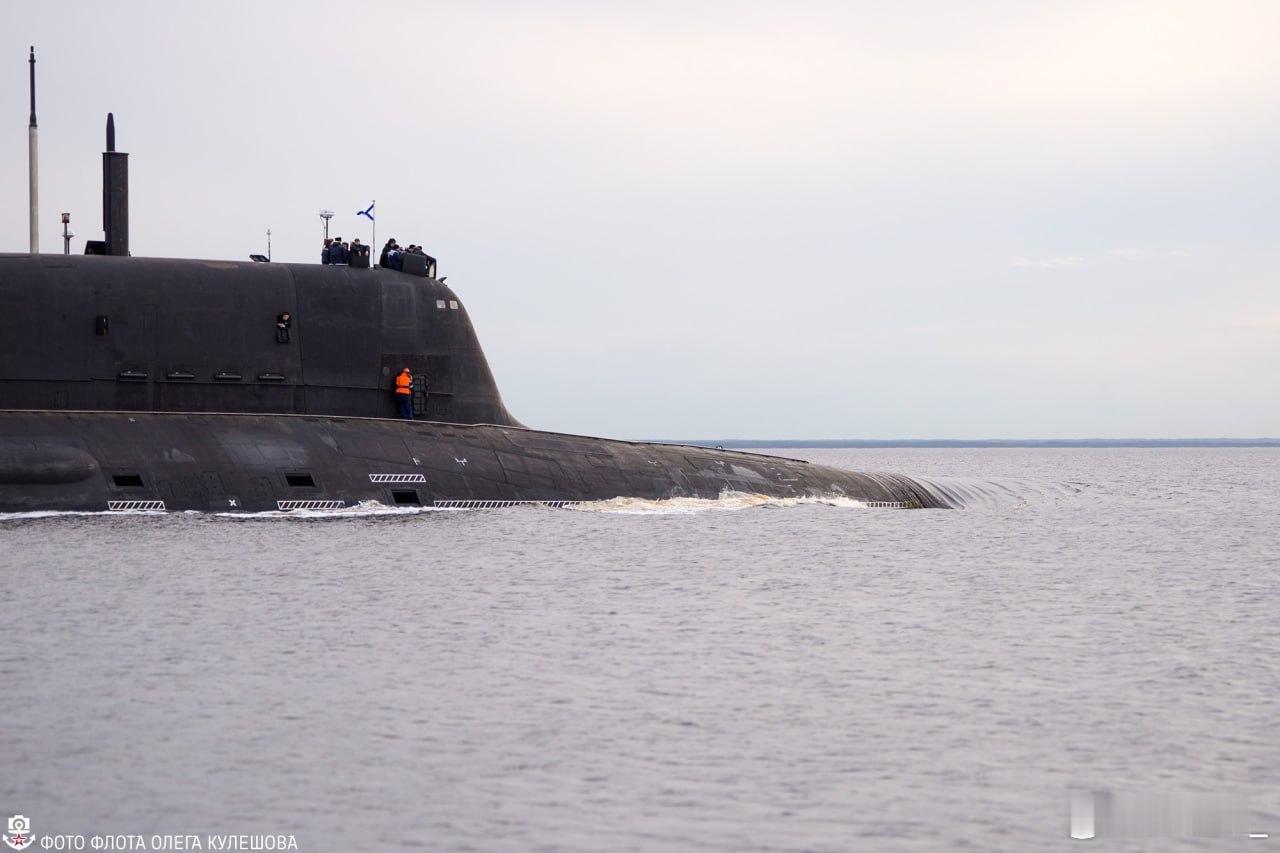 K-572“彼尔姆”号攻击核潜艇近日驶出北德文斯克。此艇为亚森系列六号艇，将于今