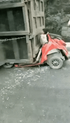 看着这个小女孩，实在是太可怜了，由于她坐在车的后面，竟然奇迹般的逃过了这一劫，可