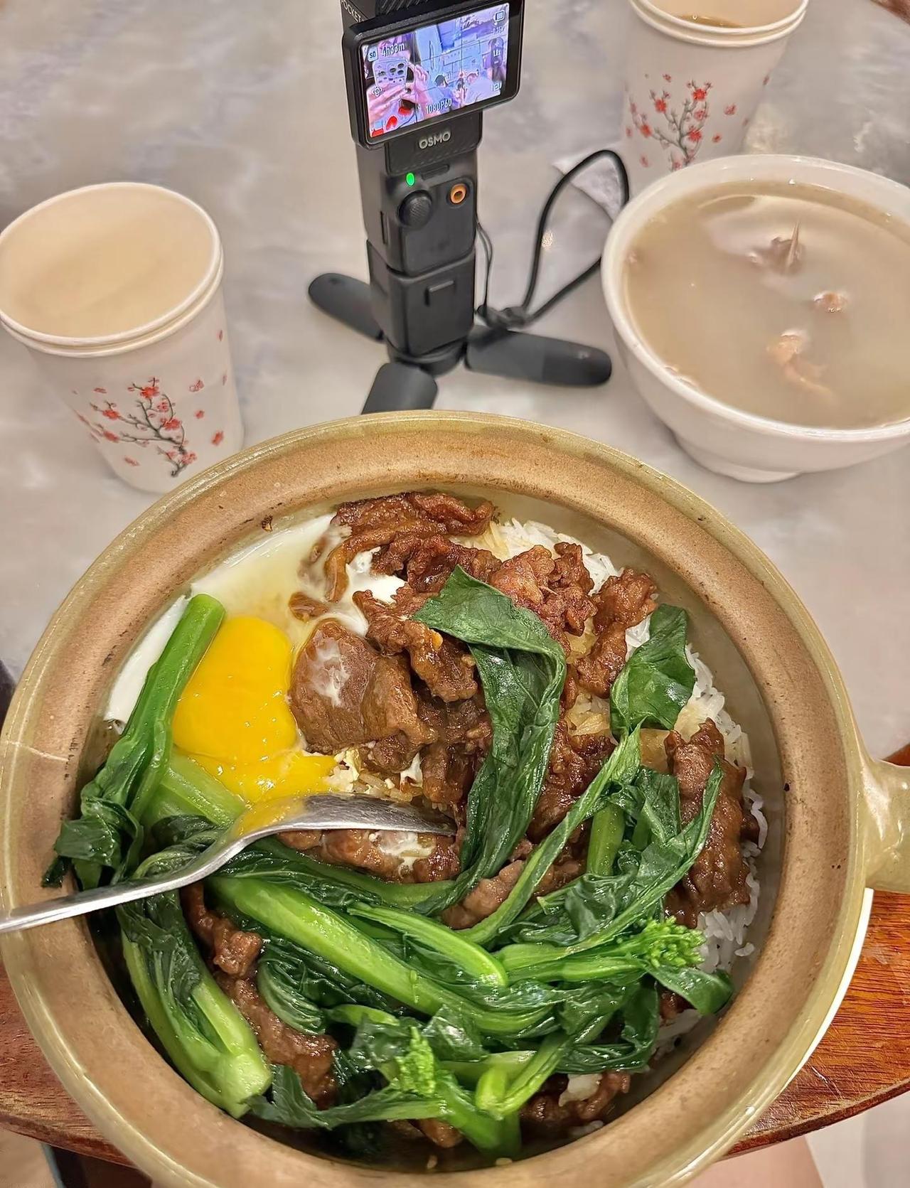 广州吃点啥二刷民记煲仔饭。之前来就吃过一次依旧好吃怕店里等位直接叫了外卖