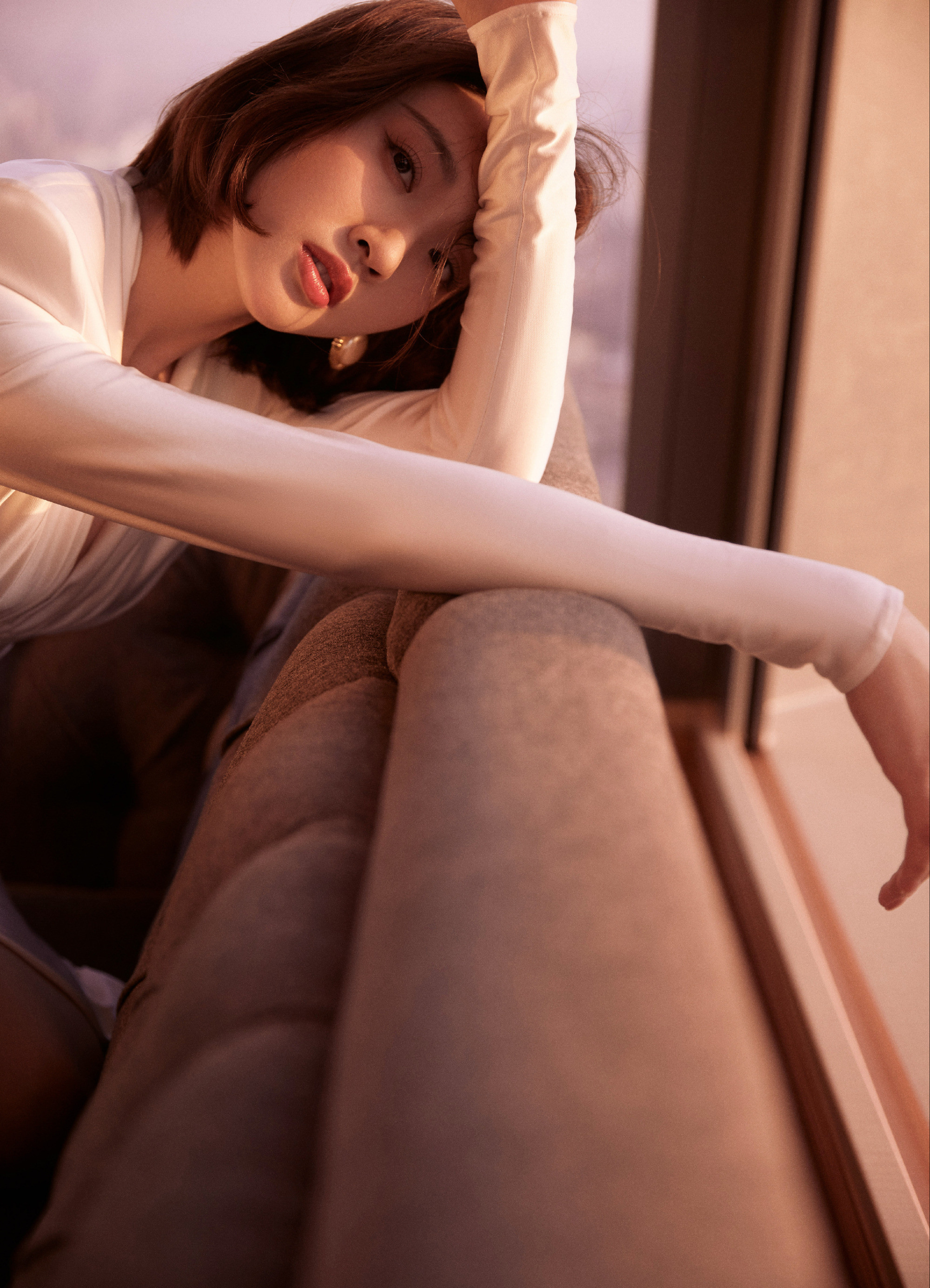 唐艺昕好柔美，白裙子高跟大长腿，魅力满满。唐艺昕