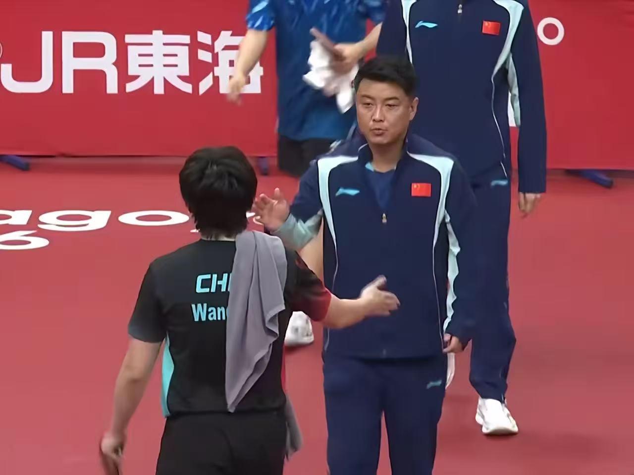 王皓这口恶气，终于让王楚钦帮他出了！16岁就敢如此嚣张，真以为我们国乒没强将