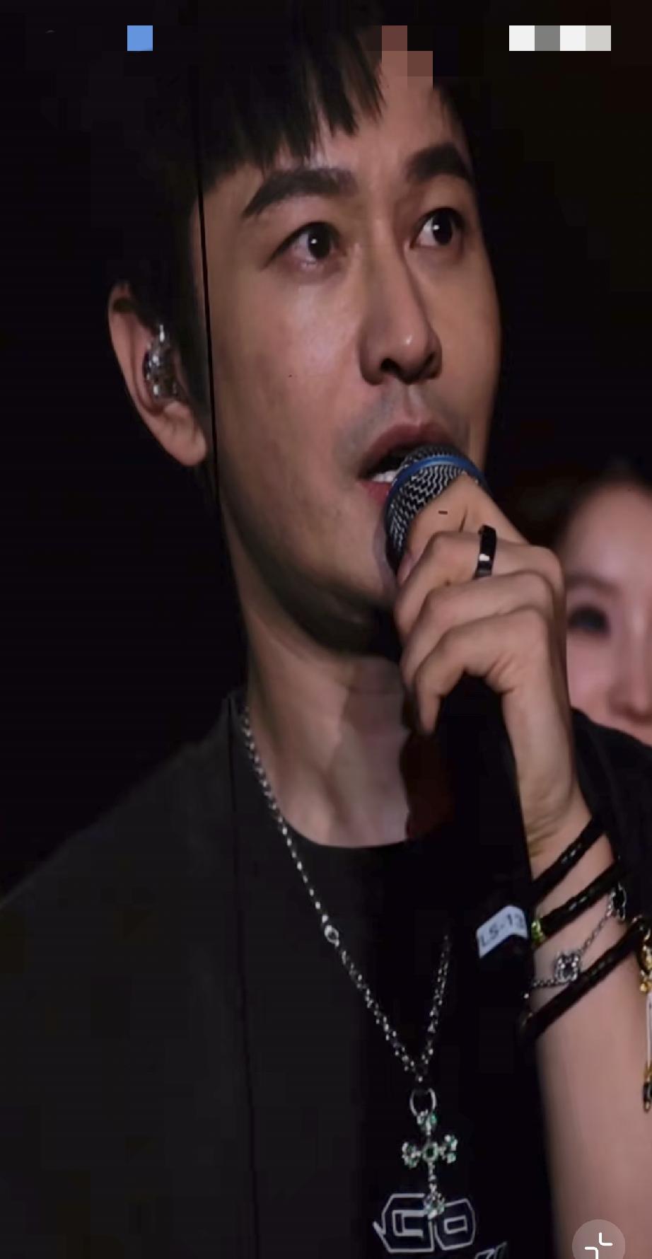6月28日，周杰伦鸟巢演唱会第3场，黄晓明有了大屏幕特写，真是老了也胖了，脸上胡