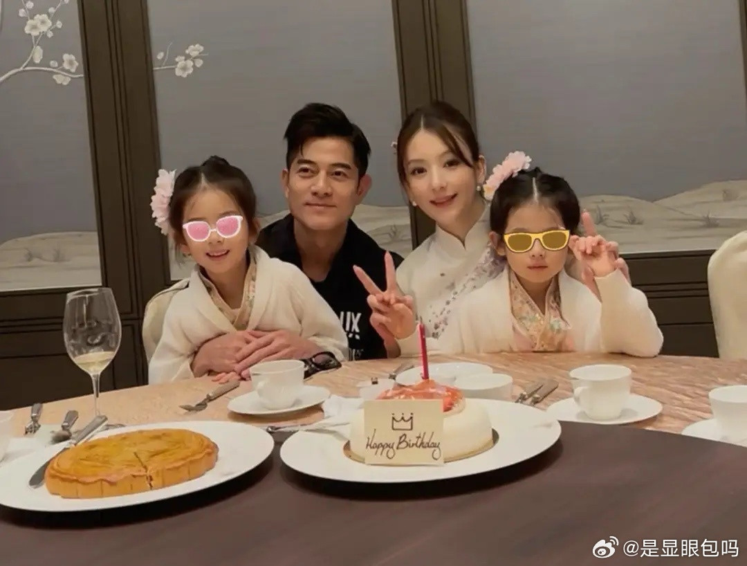 方媛带俩女儿逛街，五官漂亮但衣品有待提升，个矮被指没什么气场！