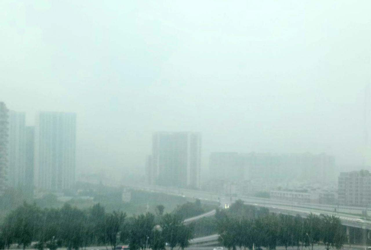秋雨，秋凉，巴适！成都青羊，连续两天上午，大雾蒙蒙，秋雨阵阵，炸雷隆隆，凉风习