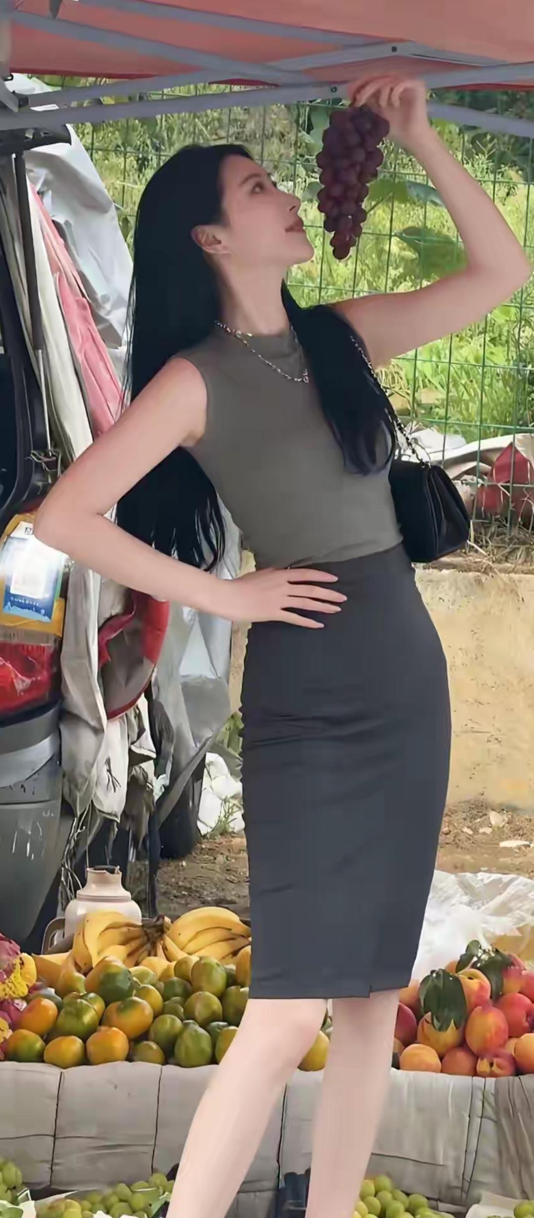 绿衣美人倚市井，红果满篮映日辉。