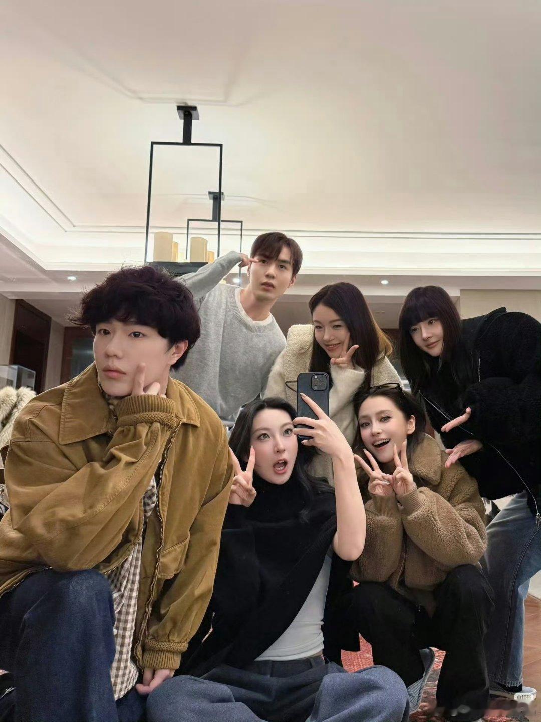 Angelababy聚餐合照，鼻姐在其中真的美得很突出啊🙊轻轻一出手内娱大美女