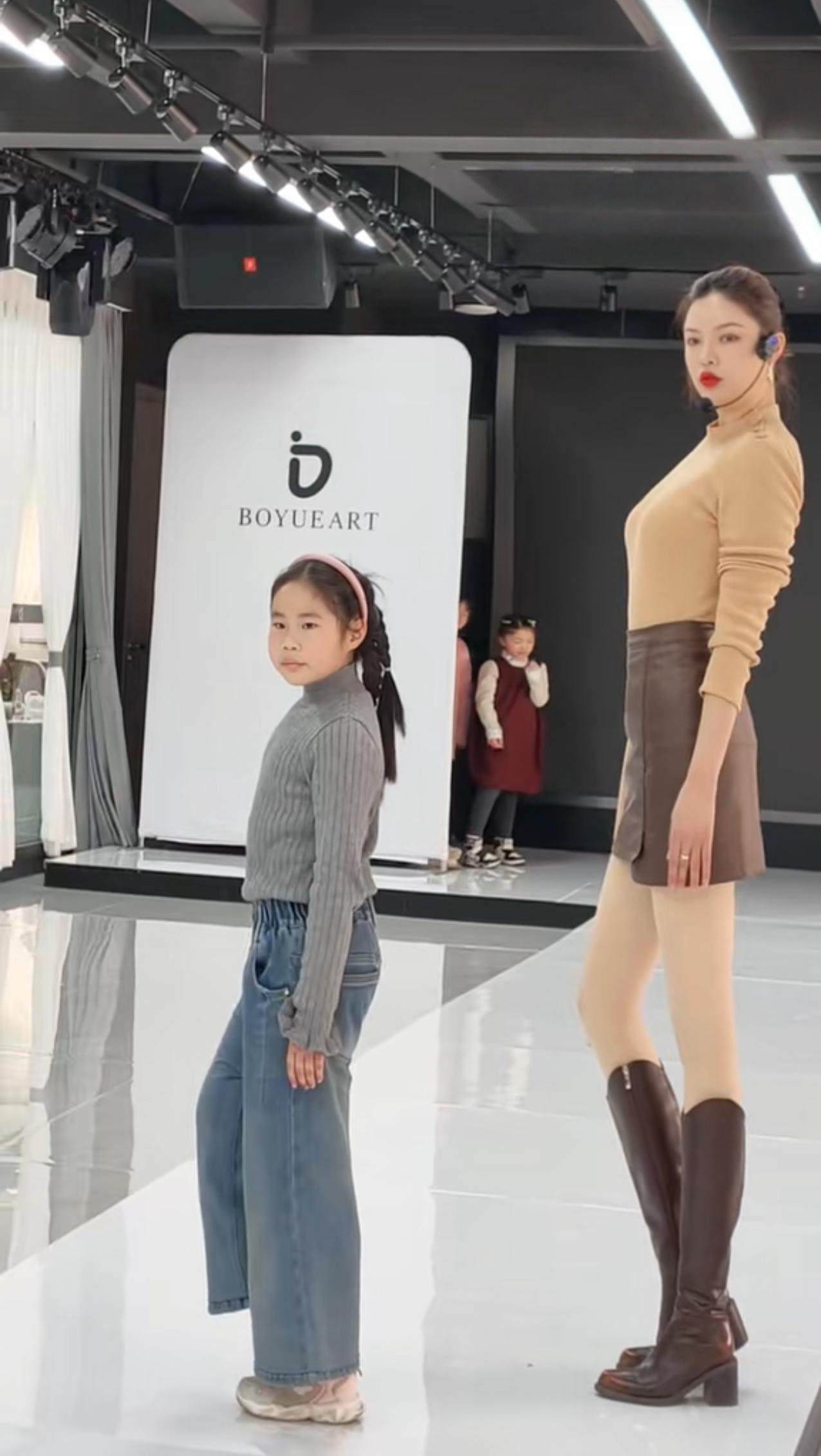 现在的家长都疯了，这么小的孩子，就想培训她当模特出来挣钱，也不管适不适合。我对