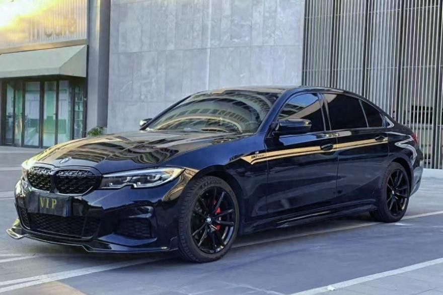 就说国内豪华轿车圈，最有看头的从来都是宝马3系、奔驰C级、奥迪A4L这哥仨，江湖