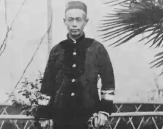 1951年，93岁高龄的前清朝海军总司令萨镇冰，在得知志愿军成功击退美军，并进攻