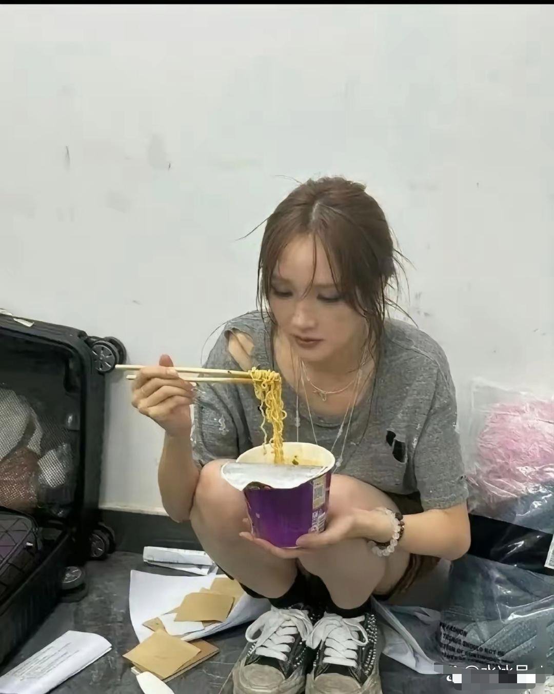 孟佳的鞋也太脏了吧，明星都这么邋遢吗？​​​