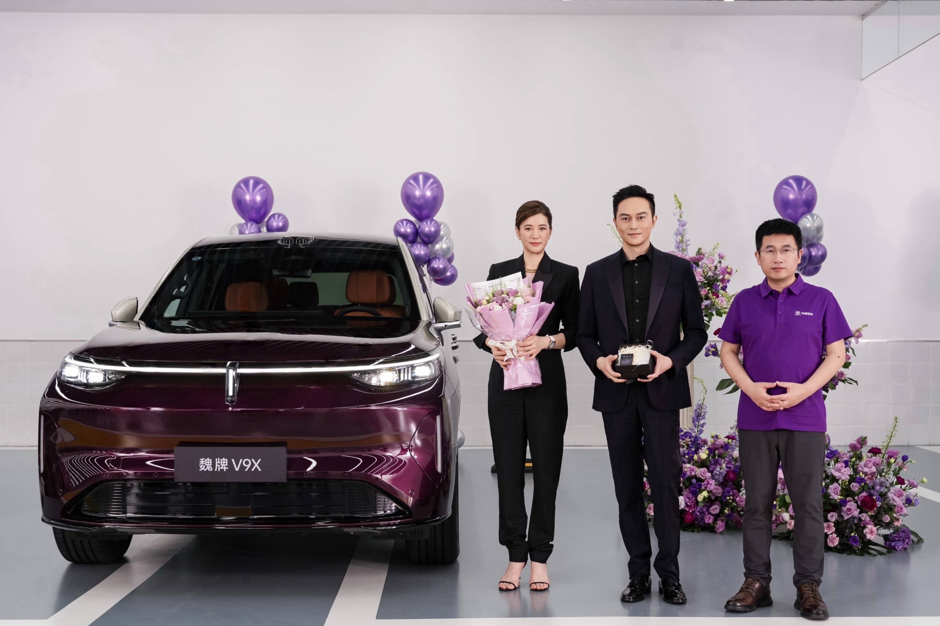 魏牌V9X广州交付，魏牌CEO赵永坡亲临现场，恭喜张智霖、袁咏仪夫妇正式成为魏牌