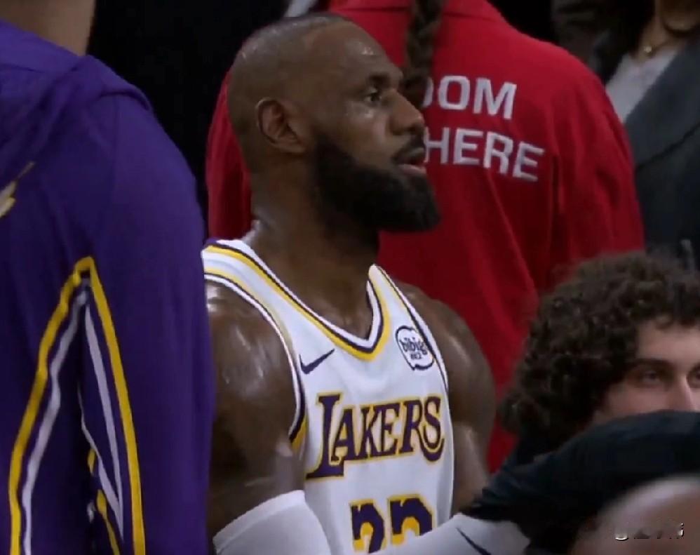 泰伦卢谈詹姆斯：“这场比赛。”“勒布朗是湖人表现最好的球员。”“他倾