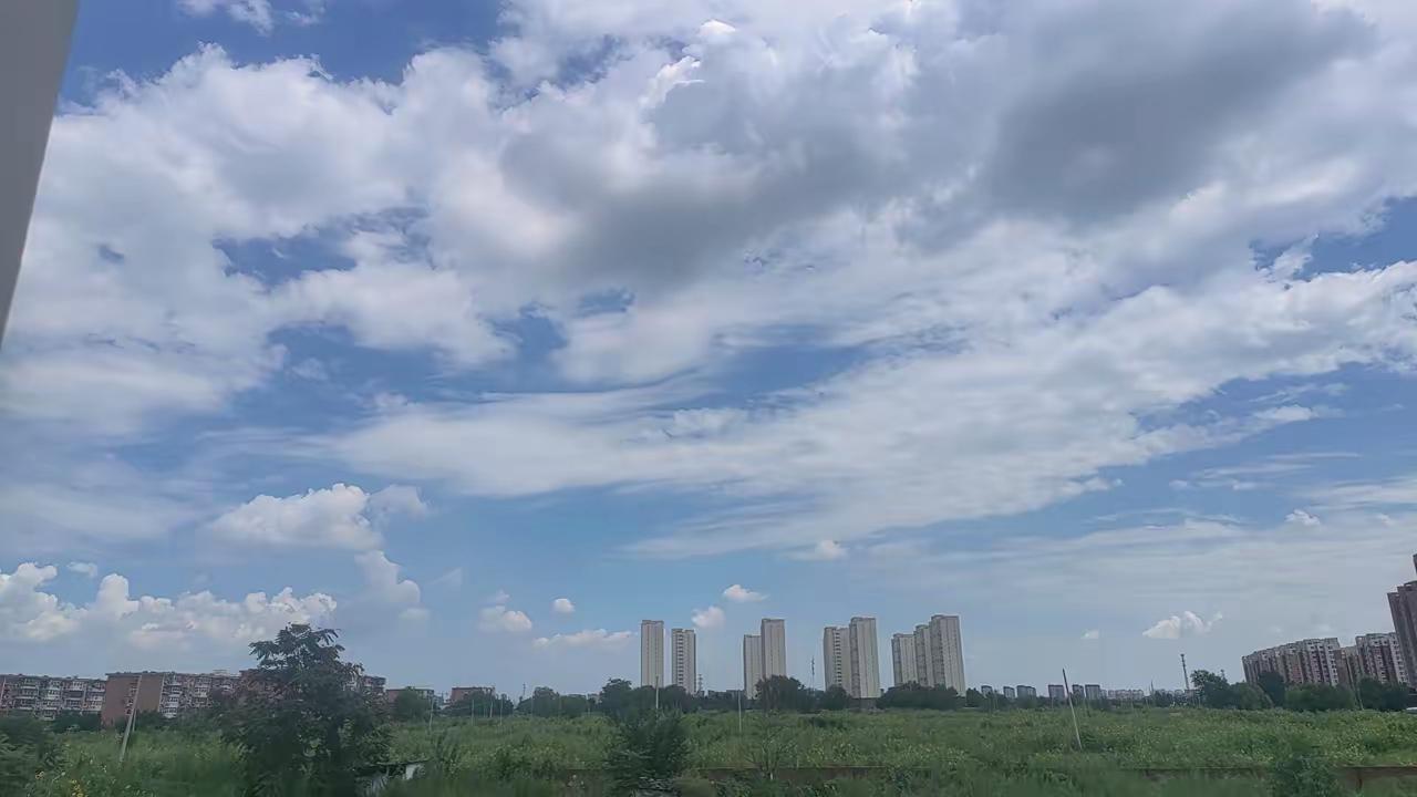 锋芒之下(小小说)苏婉坐在咖啡馆靠窗的位置，手指无意识地摩挲着杯沿。对面的