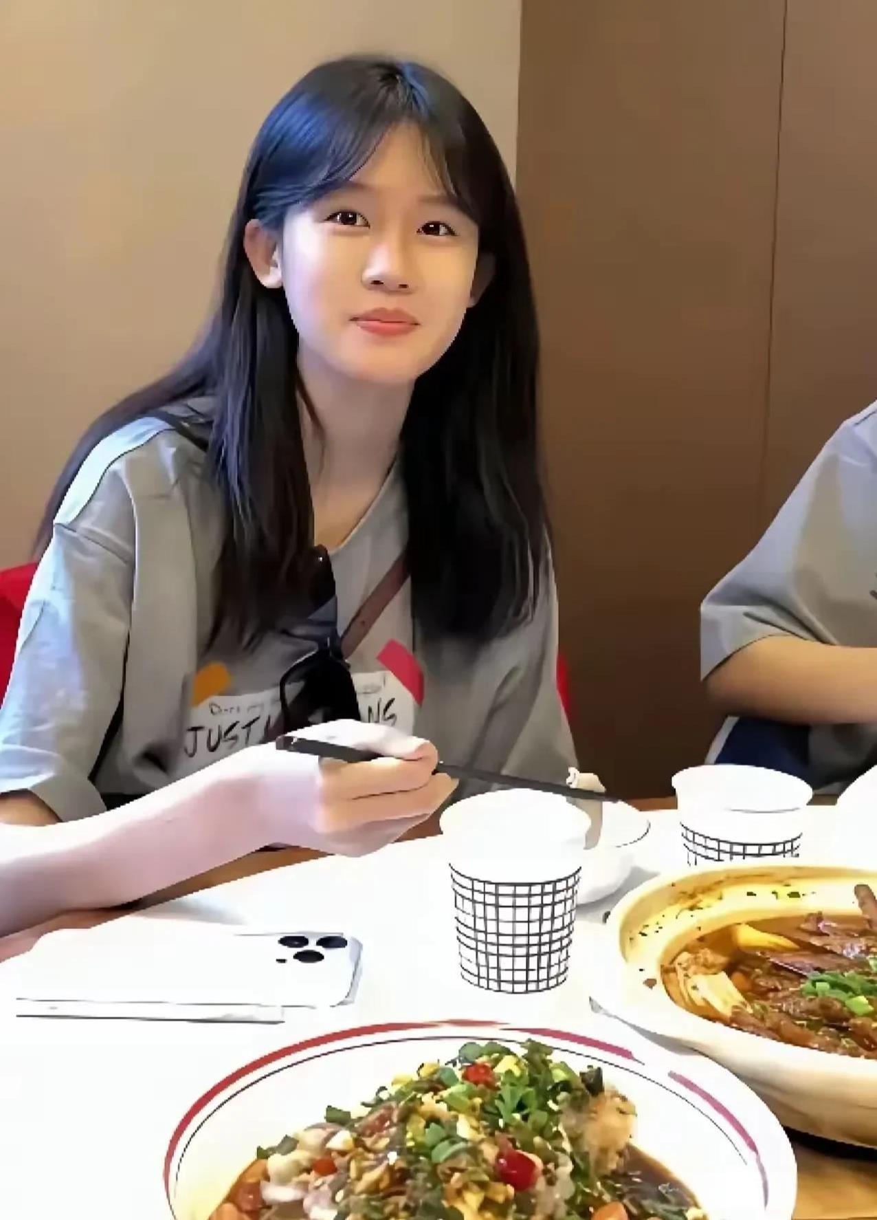 陆毅有60多了吧？女儿都这么大了！