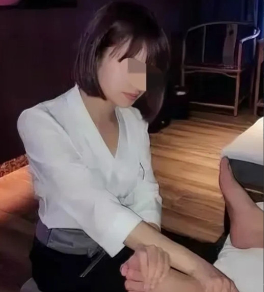 广东，男子陈某去足浴店消费，点名要熟悉又漂亮的女技师，花199元。结果女技师休班