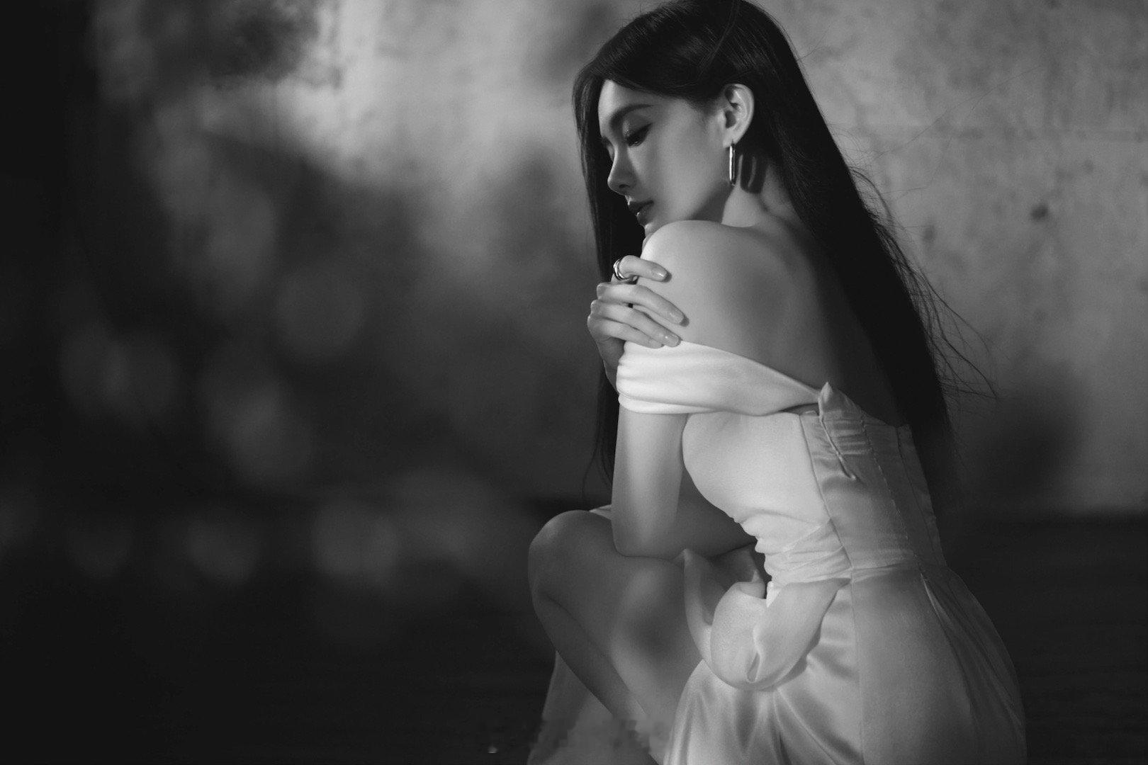 李一桐虽然没有前凸，但是起码后翘