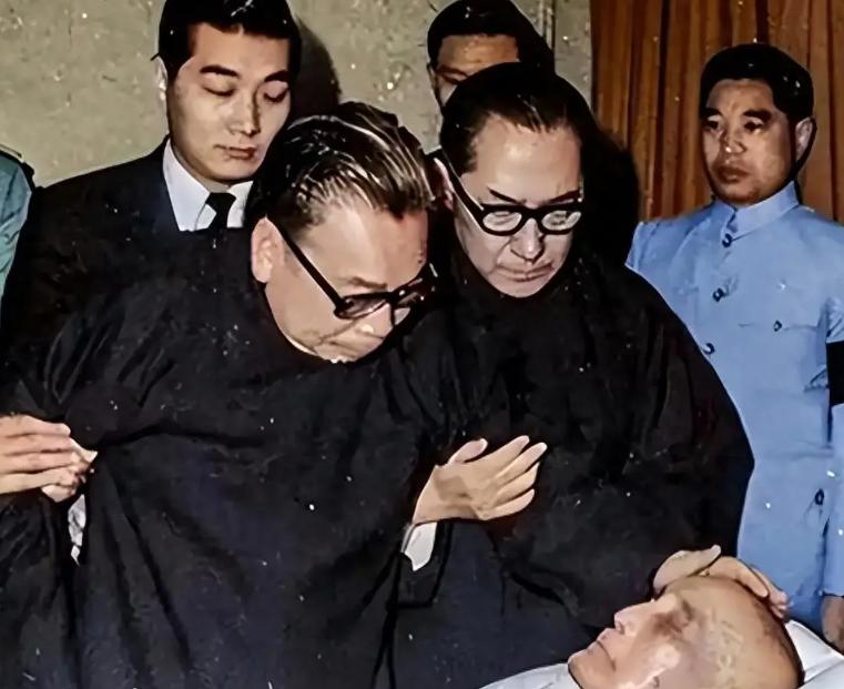 🌛蒋经国为啥没把台湾的权力传给儿子？其实不是不想，而是不能。我们都知道，蒋