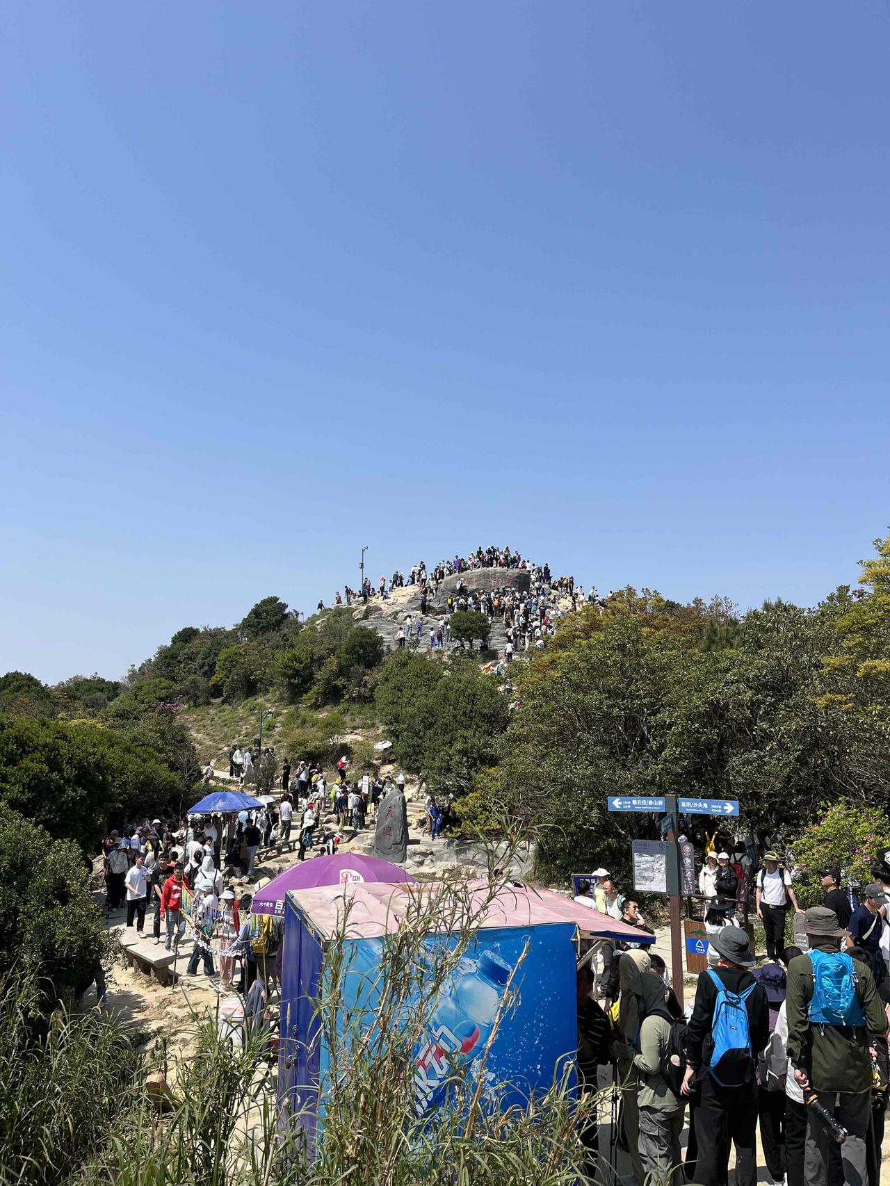 深圳梧桐山：被誉为鹏城第一高峰，它是徒步爱好者的天堂。它位于深圳-罗湖区，