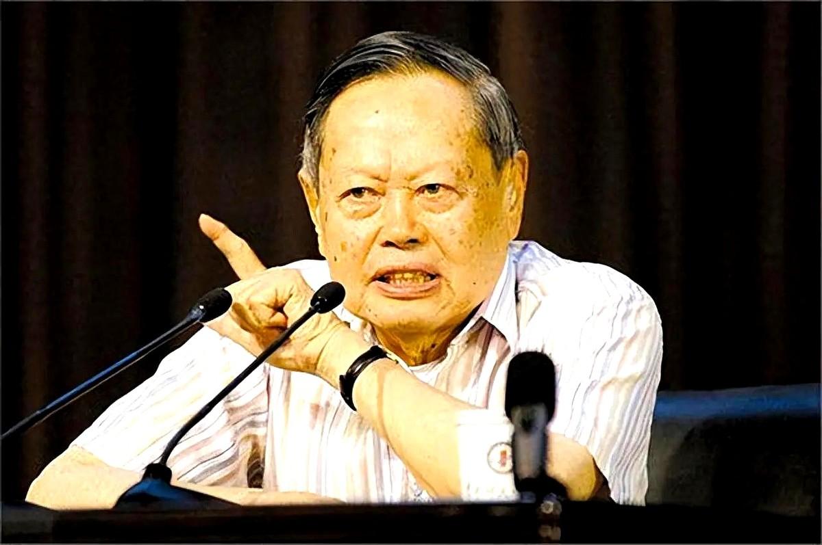 2004年，82岁的物理学泰斗杨振宁教授，在北京人民大会堂当着上千人的面，把中国