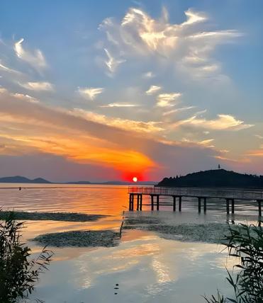 誉江南·无锡之冬——看摄友发的3张照片之感无锡冬景真不孬，老墙梅花探脑袋