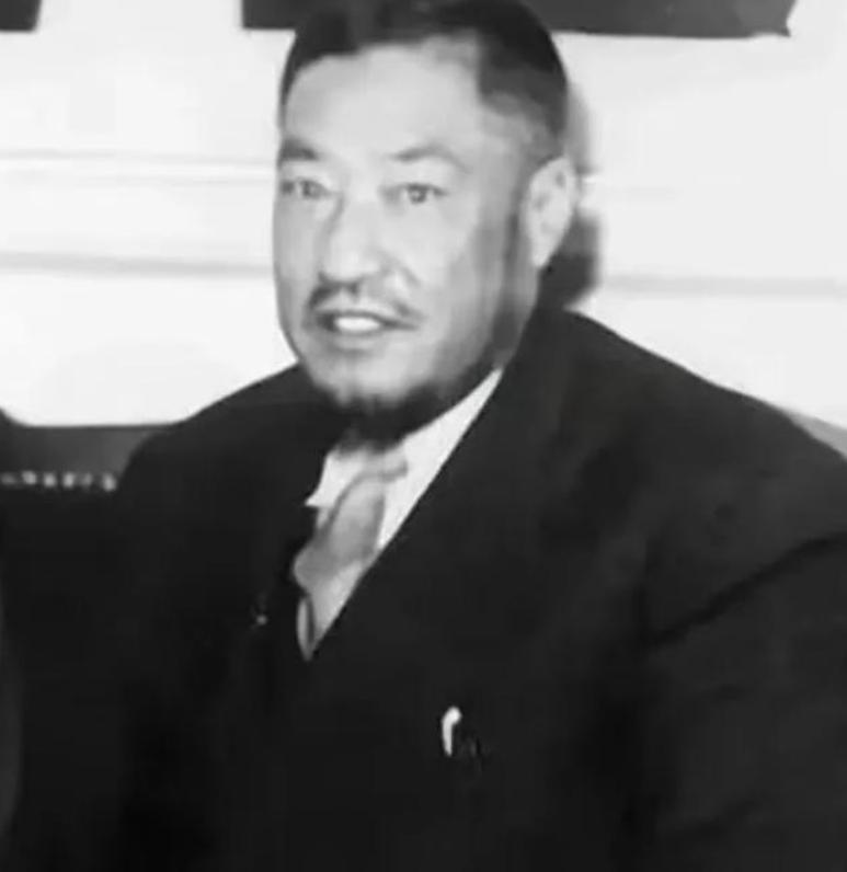 1949年，马步芳包了3架飞机，带着200多名家眷前往沙特。出发前，他得意地说：