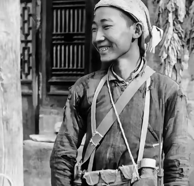 1941年，十里雾村，张子政浑身是血绑在老槐树上。鬼子少将土屋兵驻刚把他脑袋砍下