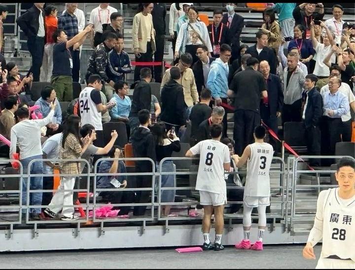 在广东打赢辽宁后杜锋本来想带赵睿胡明轩，与广东省内领导打招呼，没想到哥俩先去找了