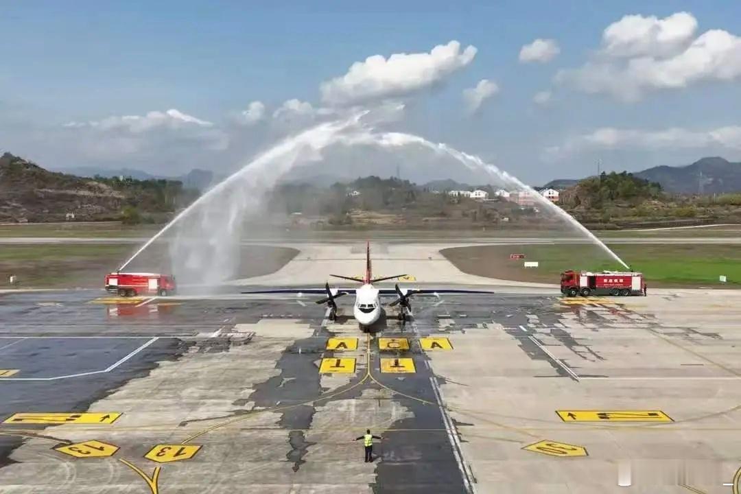 由航空工业西飞民机自主研制的“新舟60”灭火机在浙江东阳横店机场完成为期一个月的