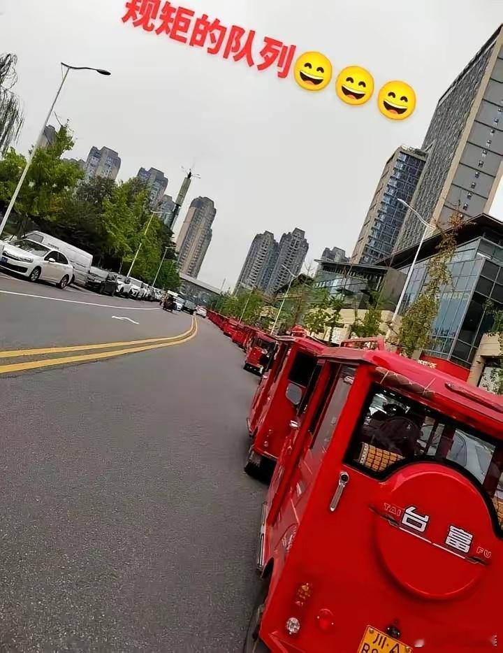 成都这一幕，真是把“体面”二字羞辱得体无完肤。三十多万持证的网约车司机，天天困在