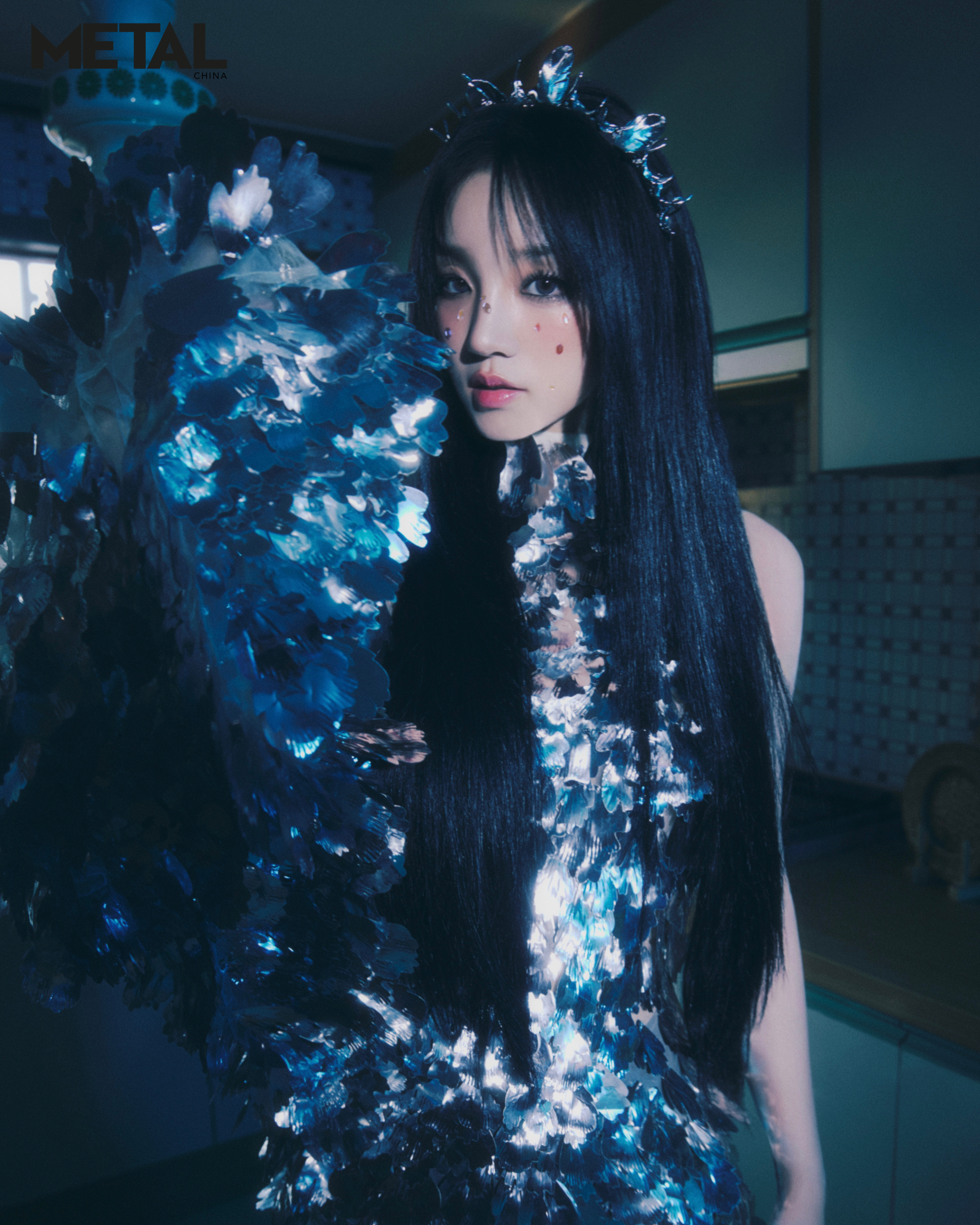 宋雨琦生日刊封面，羽毛造型新鲜掉落，解锁新风格！