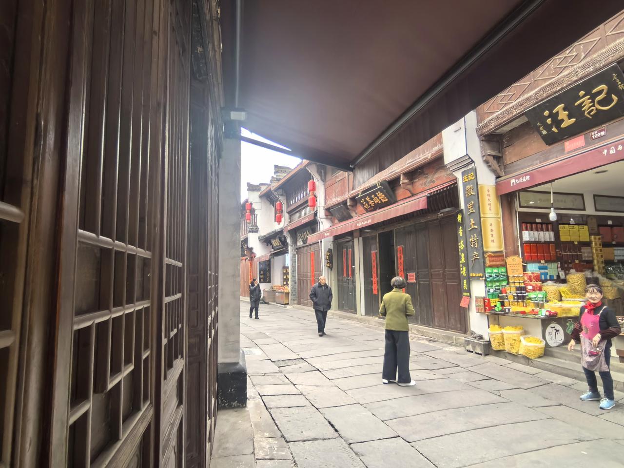 【热评】问题车展办得好315问题车展门口上演十分钟危机公关3月15日，杭州