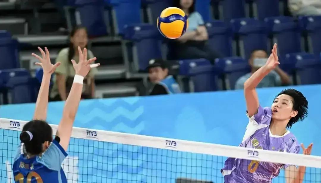 天津女排刚上来的李荣钰，是队里第一高人。06年生的，还不到19岁，身高1米