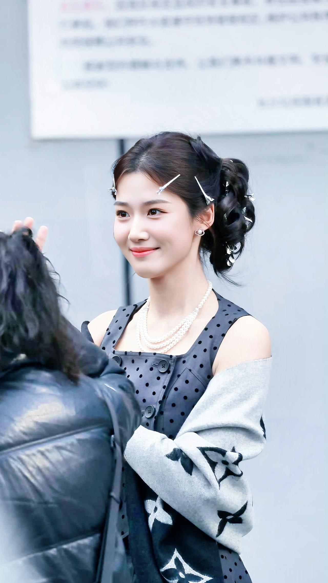 优雅甜美的复古穿搭，珍珠项链和发饰点缀，散发迷人魅力！