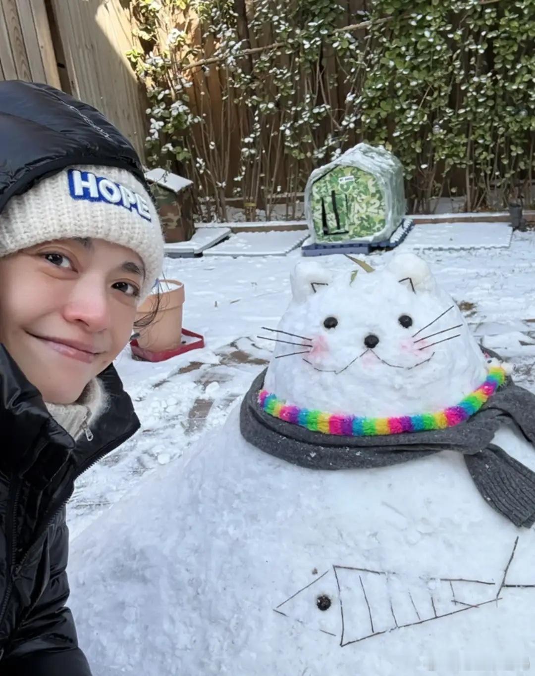姚晨母子堆雪人，12岁儿子越来越帅，别墅院里全是给流浪猫搭的窝！