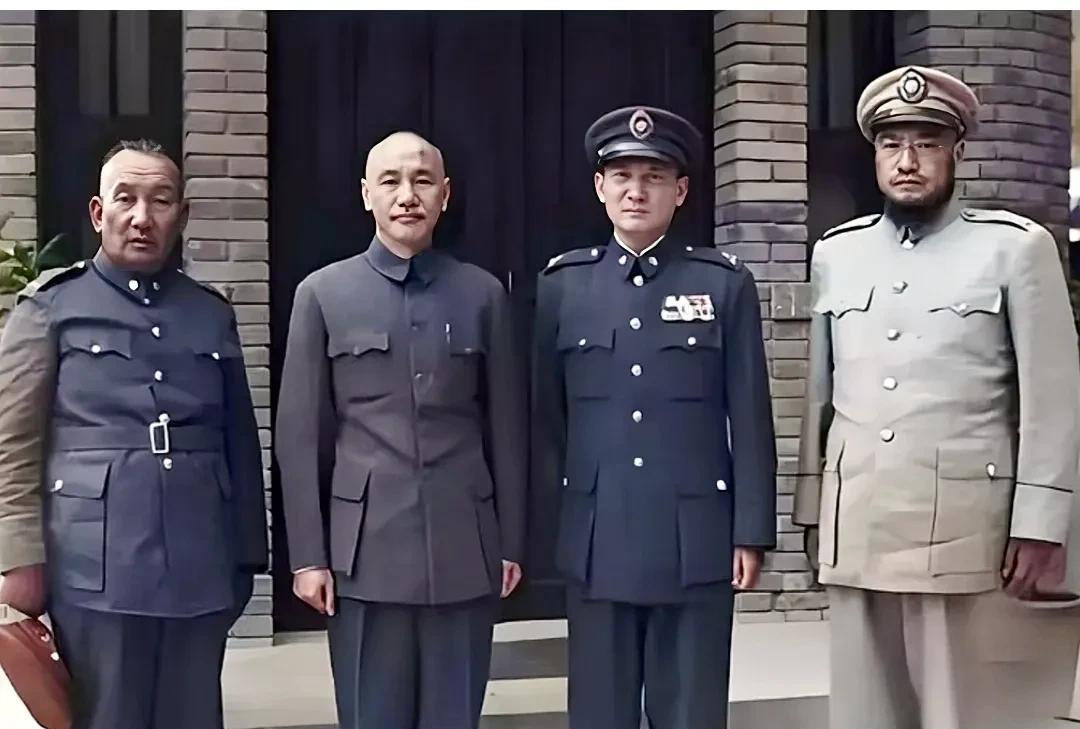 一张老照片，拍摄于上世纪40年代末的西安，大家看看这四人是谁！这并非演戏，也不是