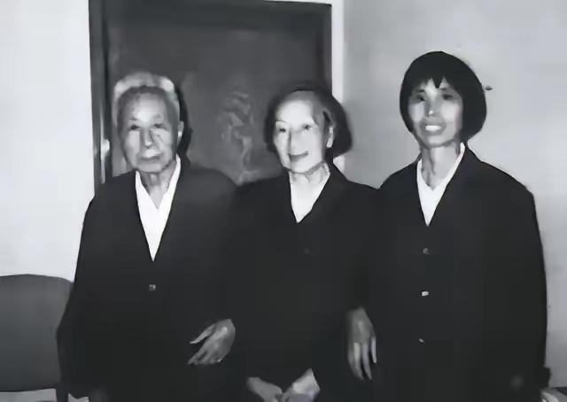 1981年，失散46年的西路军女团长王泉媛再见前夫王首道时，开口第一句就问：“当