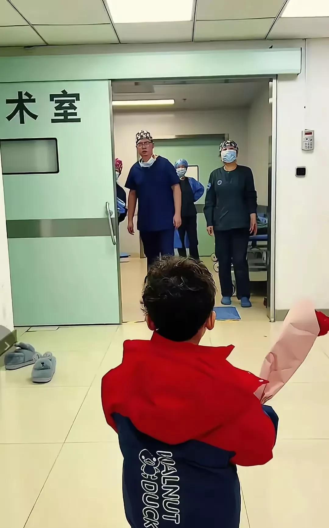 妈妈重病被推进手术室，男孩盼着妈妈手术成功特意换上了喜庆的红衣服，手捧鲜花等在