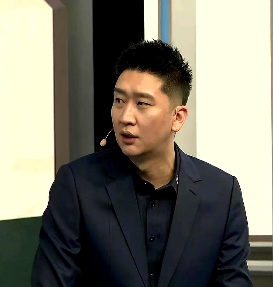 其实我觉得孙悦同意在北控队退役球衣绝对是个错误的决定。北控队拿着孙悦那两