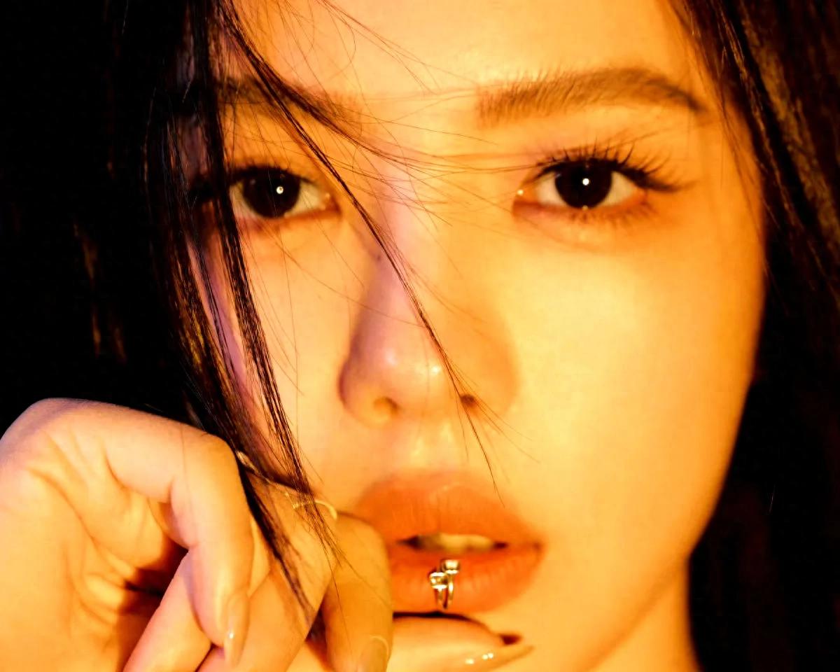 女星蔡文静优雅魅力造型：风华绝代！