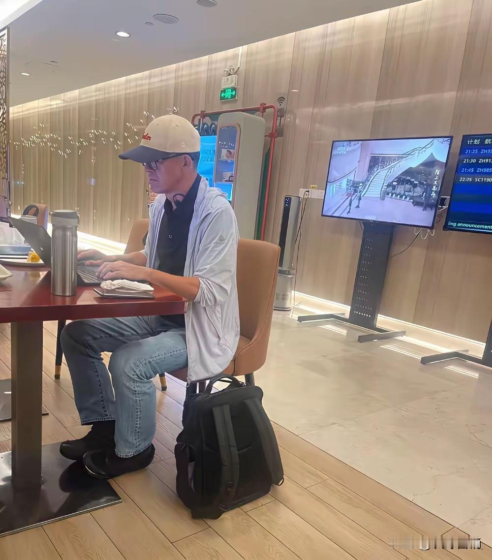 俞敏洪的贺信被员工吐槽成为没有啥用的鸡汤！在新东方成立32周年时，俞敏洪确在