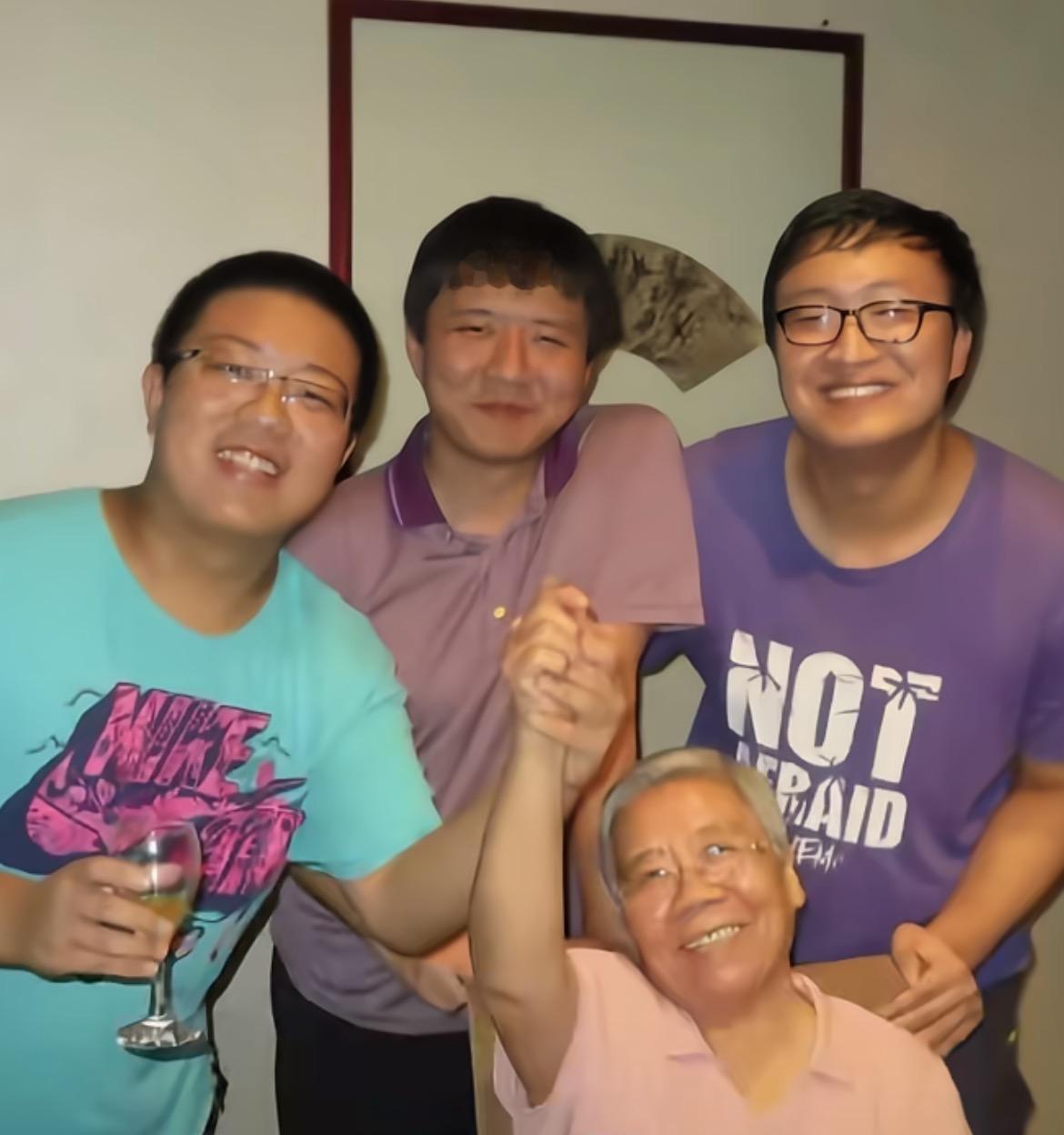 看到邓煜舅舅采访时说的话我惊呆了！邓煜的姥姥姥爷、母亲、姨姨、舅舅都是名牌院