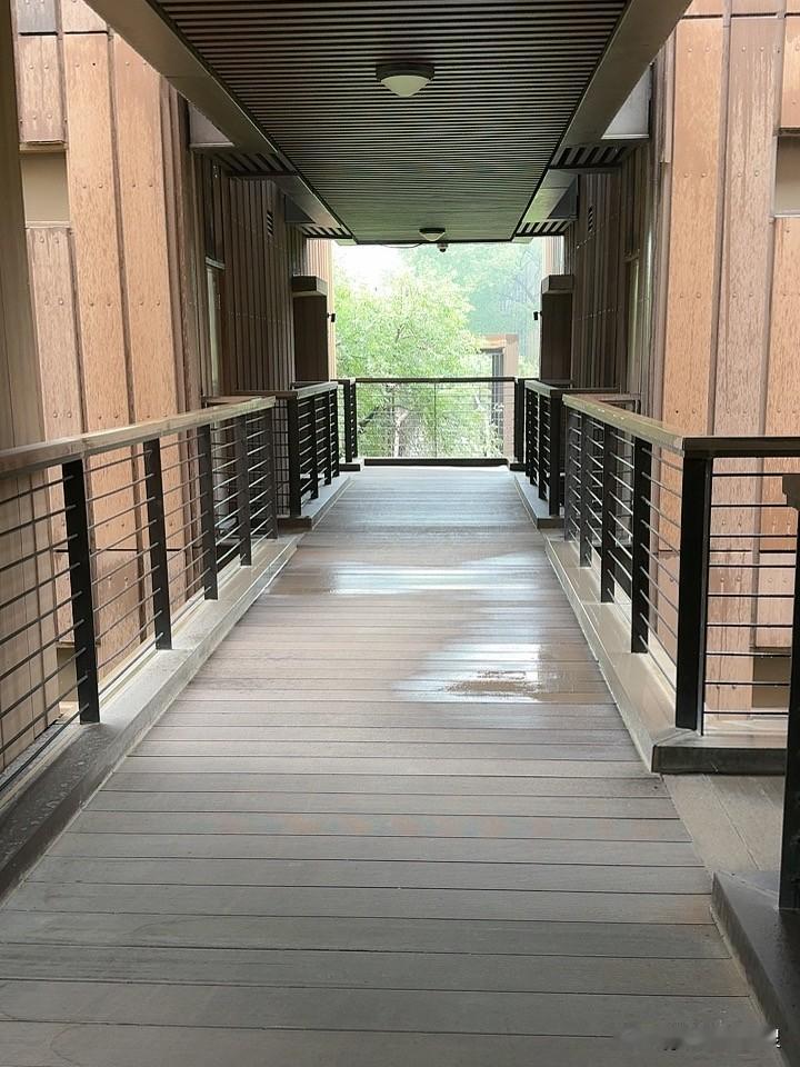 我现在住的这个别墅一共有9栋。每一层有散户，每栋九户。一个房间一晚上2500大