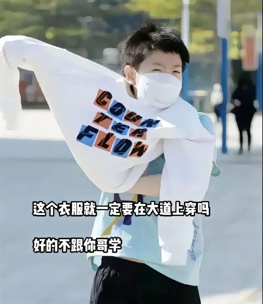 孙颖莎的小习惯都是跟王楚钦学的。小时候打完比赛，他们在场馆里懒得到更衣室，就拽着