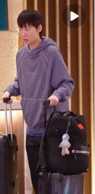 4月6日王曼昱孙颖莎等国乒队员载誉归来——球迷高喊“曼昱好好休息”澳门世界杯