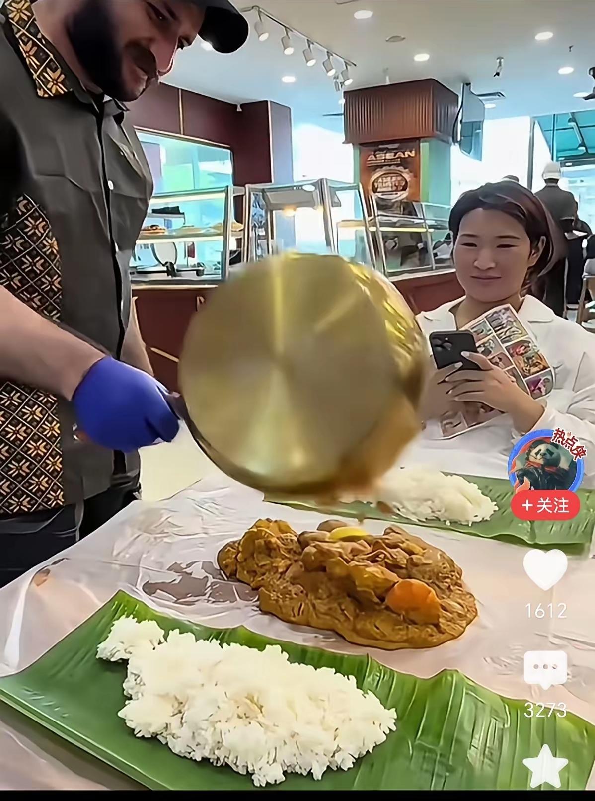 印度人在我们国内开的印度餐馆。不用碗碟不用筷子，几片芭蕉叶，几张白纸往桌上一铺