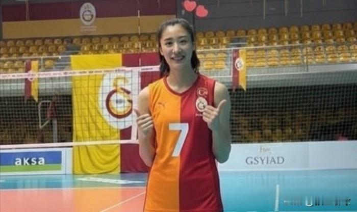 王媛媛已经到土耳其加拉塔萨雷俱乐部了，穿上了红黄两色的7号球衣，7名外援到齐了，