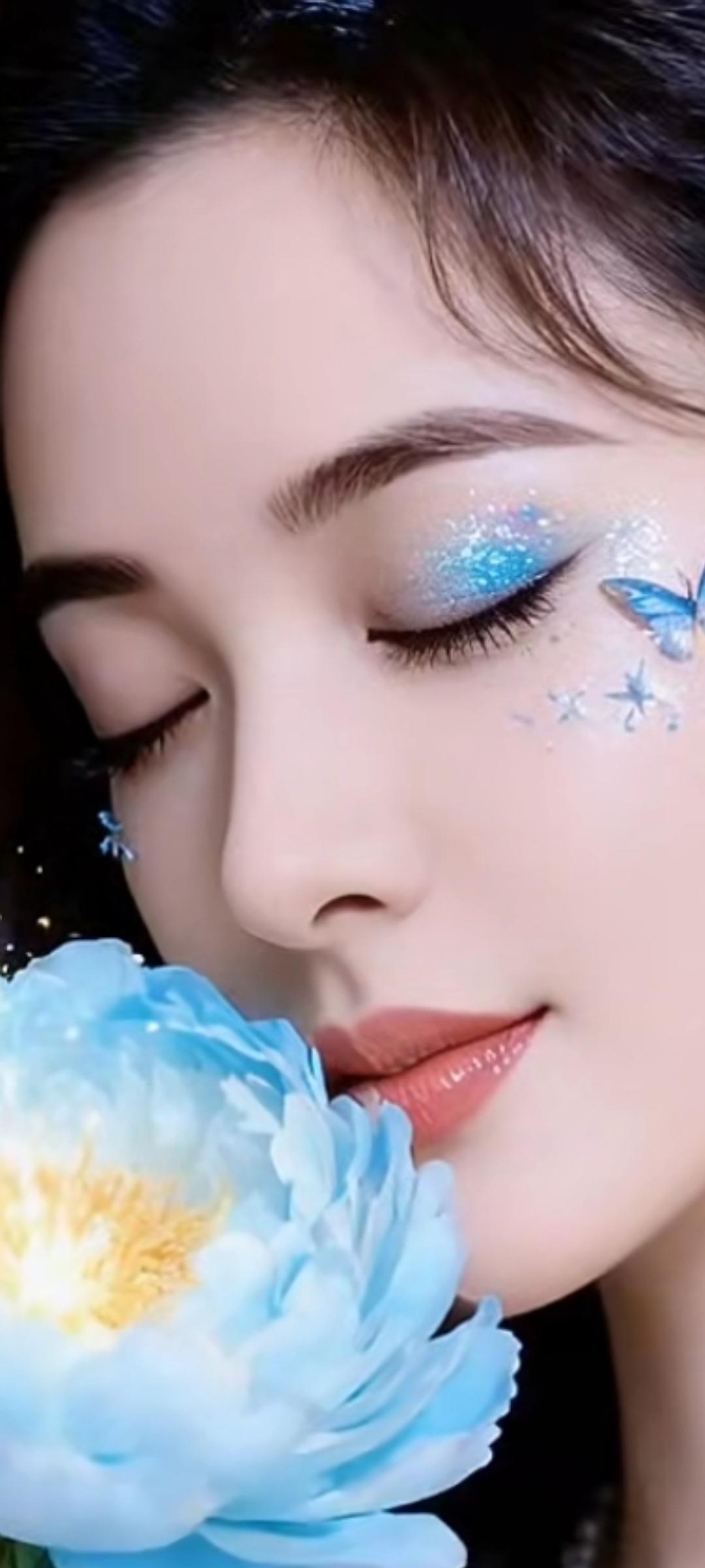 梦幻蓝花妆，闭眼吻花，唯美仙气十足！🌸✨